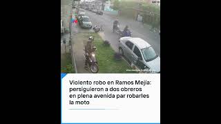 Violento robo en Ramos Mejía persiguieron a dos obreros en plena avenida para robarles la moto [upl. by Dick720]