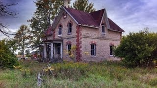 Urbex ABANDONED HOUSE on a CEMETERY [upl. by Bentley]