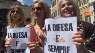 Incatenati davanti Montecitorio la protesta di Fratelli dItalia per la legittima difesa [upl. by Terr]