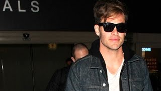 Chris Pine Debuts New Hair Style Arriving At LAX [upl. by Charlene]