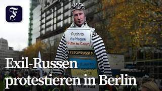 Antikriegsmarsch Exilrussen demonstrieren in Berlin gegen Putin [upl. by Nannerb704]