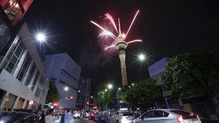 Capodanno la Nuova Zelanda celebra larrivo del 2024 fuochi dartificio a Auckland [upl. by Fox]