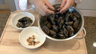 How to Remove Cooked Mussels from their Shells [upl. by Eph]