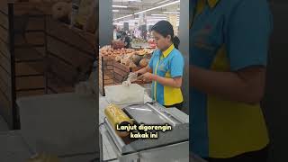 Beli Cumi gratis digorengin Lotte Mart lottemart jajanan viralvideo fyp food cumicrispy [upl. by Modeerf497]