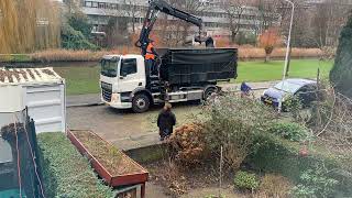 101 Kerstbomen ophalen door Gemeente LeidschendamVoorburg [upl. by Irbmac]