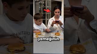 Hamburgeri parmağıyla delen çocuk yasminamore  IG [upl. by Dralliw]