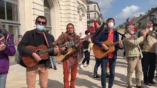 Manifestation 1er mai à Cholet  les intermittents du spectacle reprennent la chanson Danser encore [upl. by Saraiya]