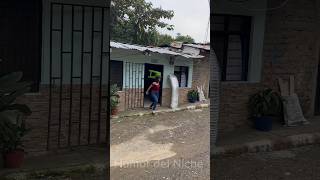 Broma en la calle🤣 el tubo misterioso 🤫 bromascallejeras humor video comedia [upl. by Baniaz137]