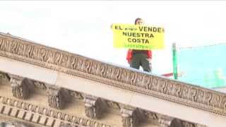 Greenpeace en el tejado del Congreso quotEl PP vende nuestra costaquot [upl. by Dias]