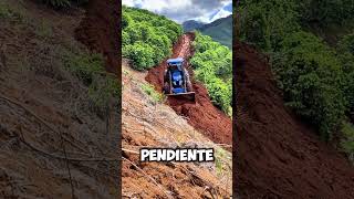 Este Operador Usa un Tractor para Crear Rutas en Terrenos Imposibles 🚜 [upl. by Eduj589]