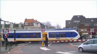 Spoorwegovergang NaardenBussum  Dutch railroad crossing [upl. by Inatsed]