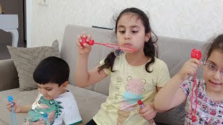 OYUNCAK BALONCUK MAKİNESİ İLE KÖPÜK BALONLARIMIZ HAVADA UÇUŞTU oyuncakoynuyorumtv FUNNY VİDEO [upl. by Hillery]