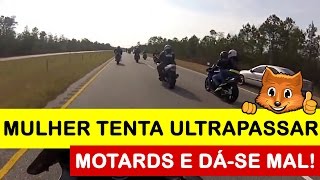 Mulher tenta ultrapassar motards por fora da estrada e dáse mal [upl. by Owiat]