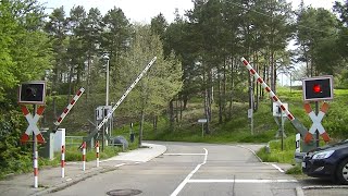 Spoorwegovergang VillingenSchwenningen D  Railroad crossing  Bahnübergang [upl. by Enetsirk268]