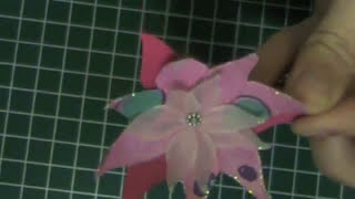 kaarten maken Bloemen gemaakt van Designpapier en Vellum versieren met Stickles card making flowers [upl. by Garnett]