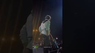 Le lo Autograph ✍️ 🤣 arijitsingh arijitsinghlive concert arijitsinghsongs love [upl. by Leanor]