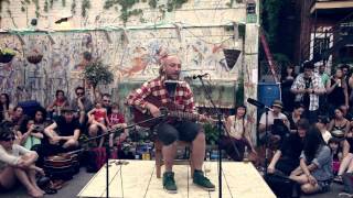 Bernard Adamus chante « Le scotch goûte le vent » dans la ruelle Modigliani [upl. by Gustafsson246]