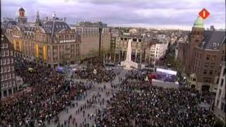 Zwerver verstoort Nationale Dodenherdenking 2010 HD [upl. by Kcirdled]