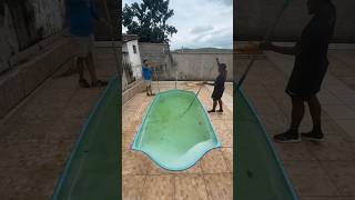 Limpeza de piscina verde satisfying fy piscinas pool satisfacao satisfy satisfyingvideos fyp [upl. by Yolanthe467]