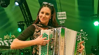 Claudia Hinker spielt Großglocknerblick von Slavko Avsenik auf ihrer Steirischen Harmonika [upl. by Thoma]