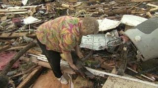 Dona acha cão sob escombros após tornado nos EUA [upl. by Erbe76]