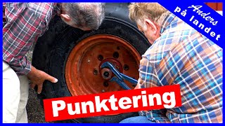 Fixar punkterat framdäck på min traktor [upl. by Chandra174]