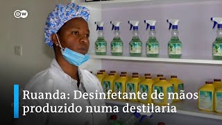 Ruanda Desinfetante de mãos produzido localmente numa destilaria [upl. by Emmalyn586]