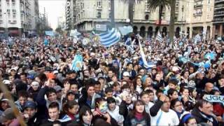 Uruguayos siguen a la Celeste en Montevideo [upl. by Joh]