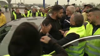 Tensions entre gilets jaunes et automobilistes sur lA7 [upl. by Dranyam174]