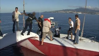 Un chef dentreprise se fait arrêter sur son catamaran de luxe [upl. by Negyam]