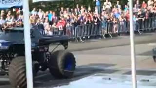 Monstertruck rijdt in op publiek schokkende beelden [upl. by Notsuh]