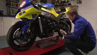 Nettoyer le carter de moteur de sa moto avec le Nettoyant Freins WD40 Specialist Moto [upl. by Ynittirb]