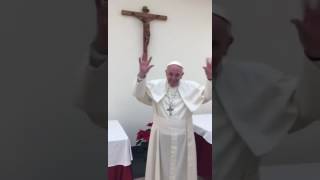 Papa Francesco fa gli auguri di Natale alle persone non udenti con il linguaggio dei segni [upl. by Golliner176]