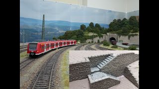 H0 Modelbahn Anlagenvorstellung Die Unterkonstruktion Beginn Schrebergärten und bunter Fahrbetrieb [upl. by Leandra]