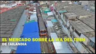 Mercado sobre la vía del tren de Tailandia con un drone [upl. by Nnylimaj]