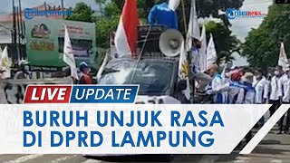 Puluhan Buruh Unjuk Rasa di Depan Gedung DPRD Lampung Desak Pemerintah Revisi Angka UMP dan UMK [upl. by Krucik]