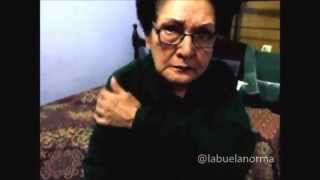 La abuela Norma abre su regalo [upl. by Eelnodnarb]