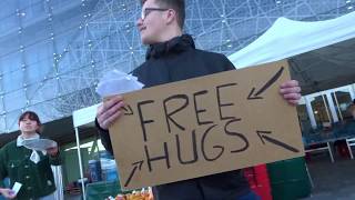 Free Hugs Uitdelen In Nieuwegein City Plaza [upl. by Anivlem373]