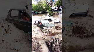 गहरी खाई में से गाड़ी को कैसे निकालते हैं 😱 shortsfeed offroad raiders [upl. by Yelhak]