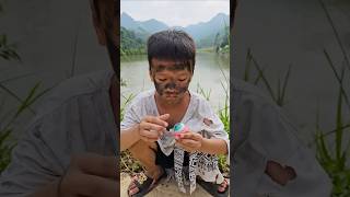 🧒बच्चे ने छोटे जीवो🐜🦗 की मदद कीpoor😰homelessbaby🥺helplingshortsviralvideo😍🤗 [upl. by Ydwor]