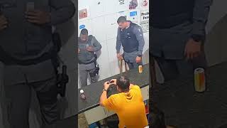 😡Vagabundo😤BATE na PROPRIA MÃE quotACAMADAquot Policia vai lá tirar uma satisfação e um acelero no Vagal [upl. by Kopans194]