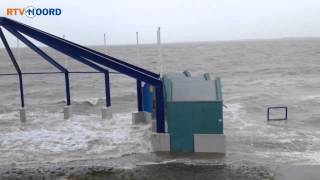 Hoog water Dijk in Delfzijl  RTV Noord [upl. by Weinhardt]