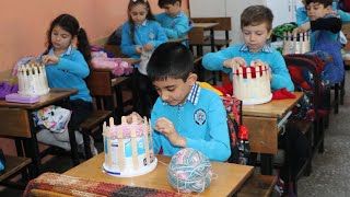 Depremzede akranları için atık yoğurt kaplarıyla atkı ördüler [upl. by Liam]