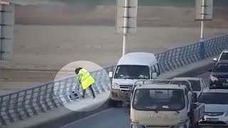 La femme voit lhomme agenouillé sur le pont Lorsquil se relève elle doit agir rapidement [upl. by Catherine181]