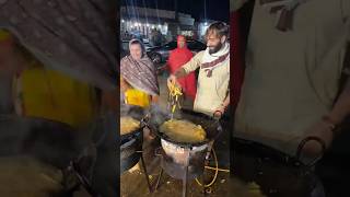 How this man used his hand in fully hot oil Using Hand for frying fries fries oddlysatisfying [upl. by Evelina]