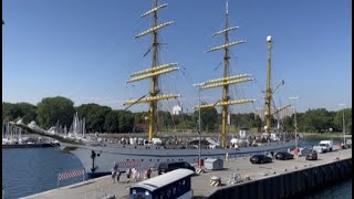 Segelschulschiff quotGorch Fockquot führt die Windjammerparade der Kieler Woche an [upl. by Salomone]