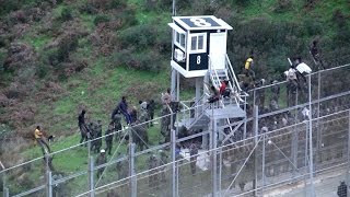 Près de 400 migrants forcent la frontière MarocEspagne à Ceuta [upl. by Ahsinhoj730]