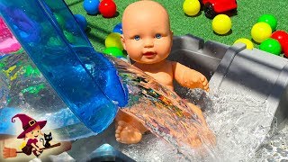 🐠 LA BEBE JUEGA en la PISCINA con BOLAS de COLORES 🌈 [upl. by Anthony]