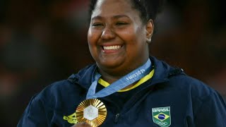 Judoca Bia Souza conquista primeira medalha de ouro para o Brasil  AFP [upl. by Bluma]