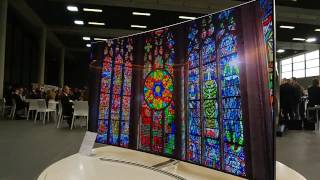 Eleganter 75 Zoll CurvedTV Q8C auf SamsungRoadshow 2017  Rundumansicht [upl. by Len]